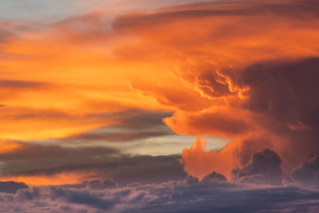 USA, Utah. Sonnenuntergang beleuchtet Gewitterwolke.