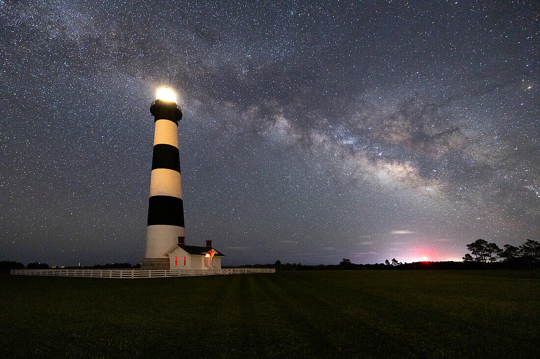 USA, Nordkarolina, Nags Head. Bodie Island Lighthouse und die Milchstraße und der galaktische Kern