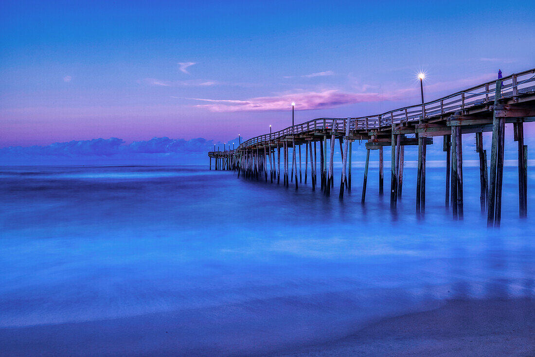 USA, Nordkarolina, Avon. Atlantischer Ozean am Avon Fishing Pier