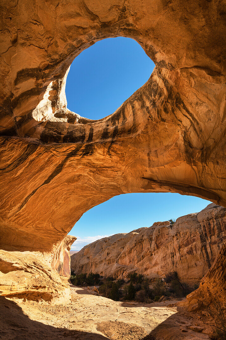 Wild Horse Window, ein natürlicher Bogen in einer Sandsteinvertiefung. San Rafael Reef, Utah.