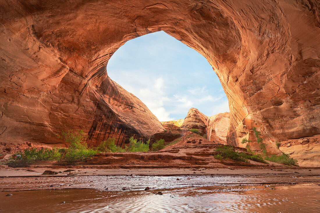 Dampf strömt durch eine riesige Nische neben dem Jacob Hamblin Arch in der Coyote Gulch, Glen Canyon National Recreation Area, Utah.