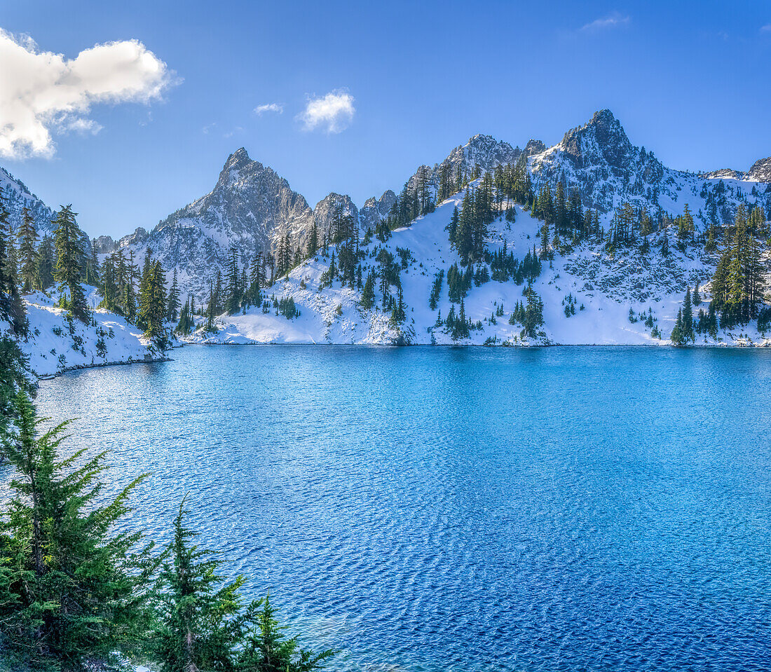 USA, Bundesstaat Washington, Alpine Lakes Wilderness. Gem Lake und Kaleetan Peak mit Neuschnee