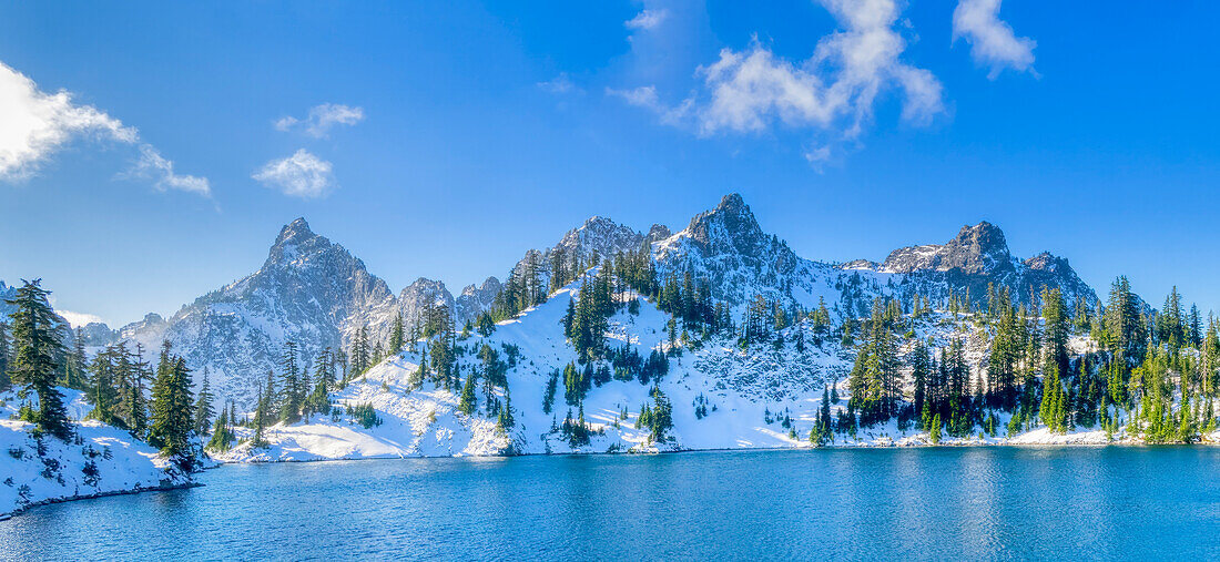 USA, Bundesstaat Washington, Alpine Lakes Wilderness. Panoramablick auf Gem Lake und Kaleetan Peak mit Schnee