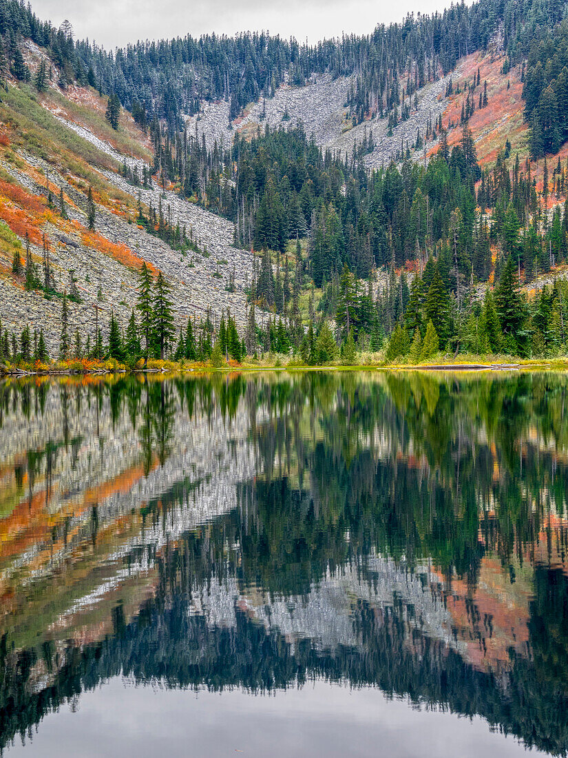 USA, Bundesstaat Washington. Central Cascades, Talapus Lake und Herbstfärbung an den Hängen