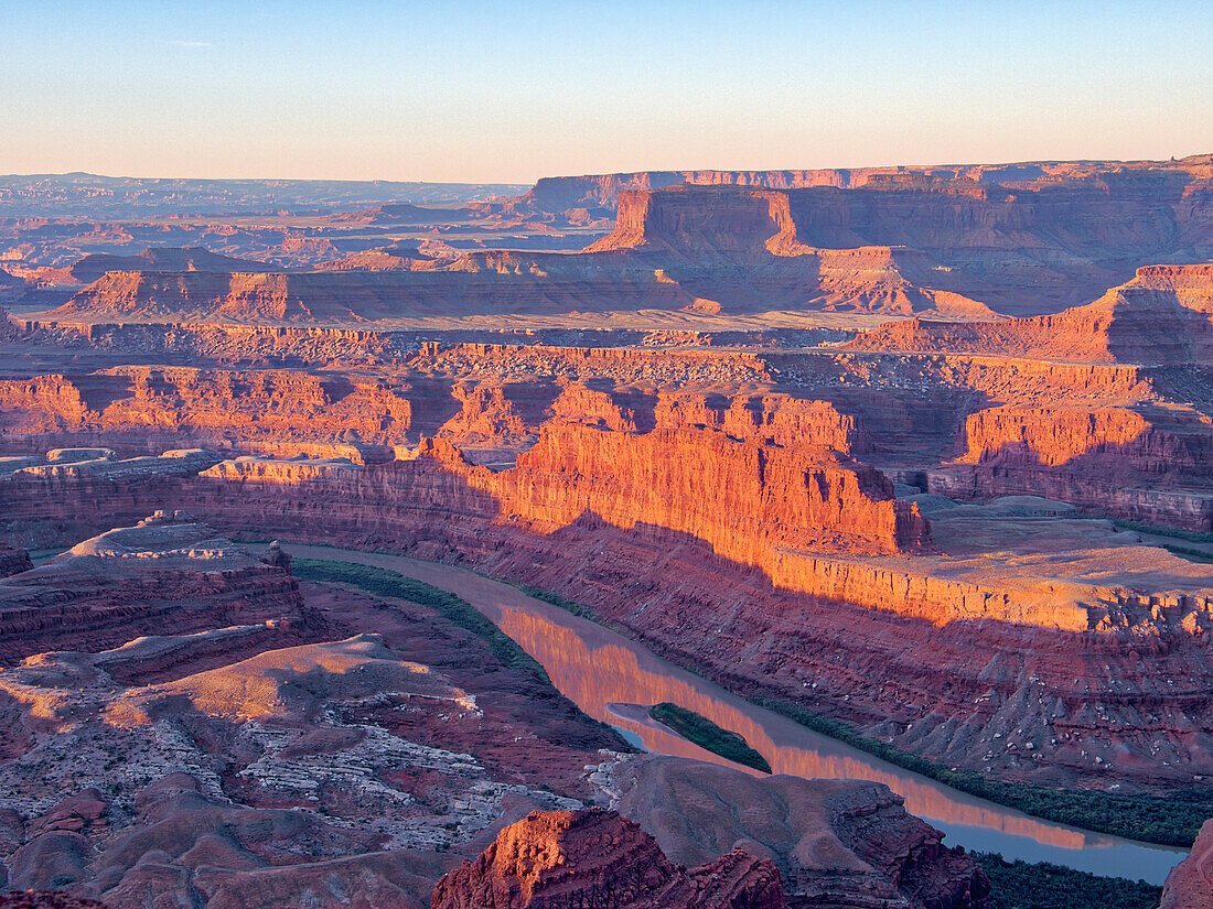 Vereinigte Staaten von Amerika, Utah. Dead Horse Point State Park, Blick bei Sonnenaufgang auf den darunter liegenden Canyon