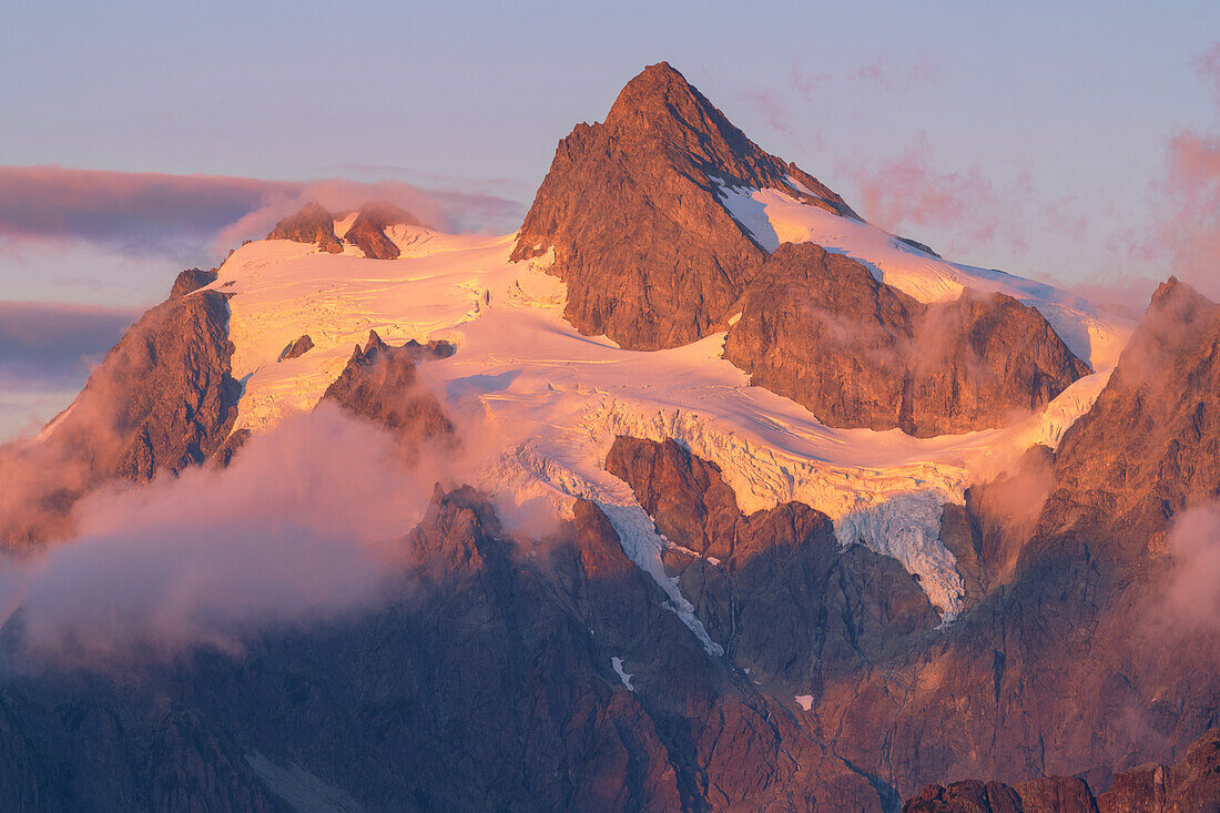 Abendwolken wirbeln um den Mount Shuksan North Cascades, Washington State