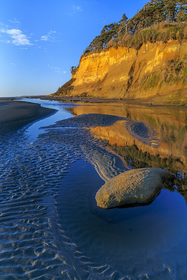 USA, Washington State, Copalis Beach, Iron Springs. Muster im Strandsand bei Sonnenuntergang.