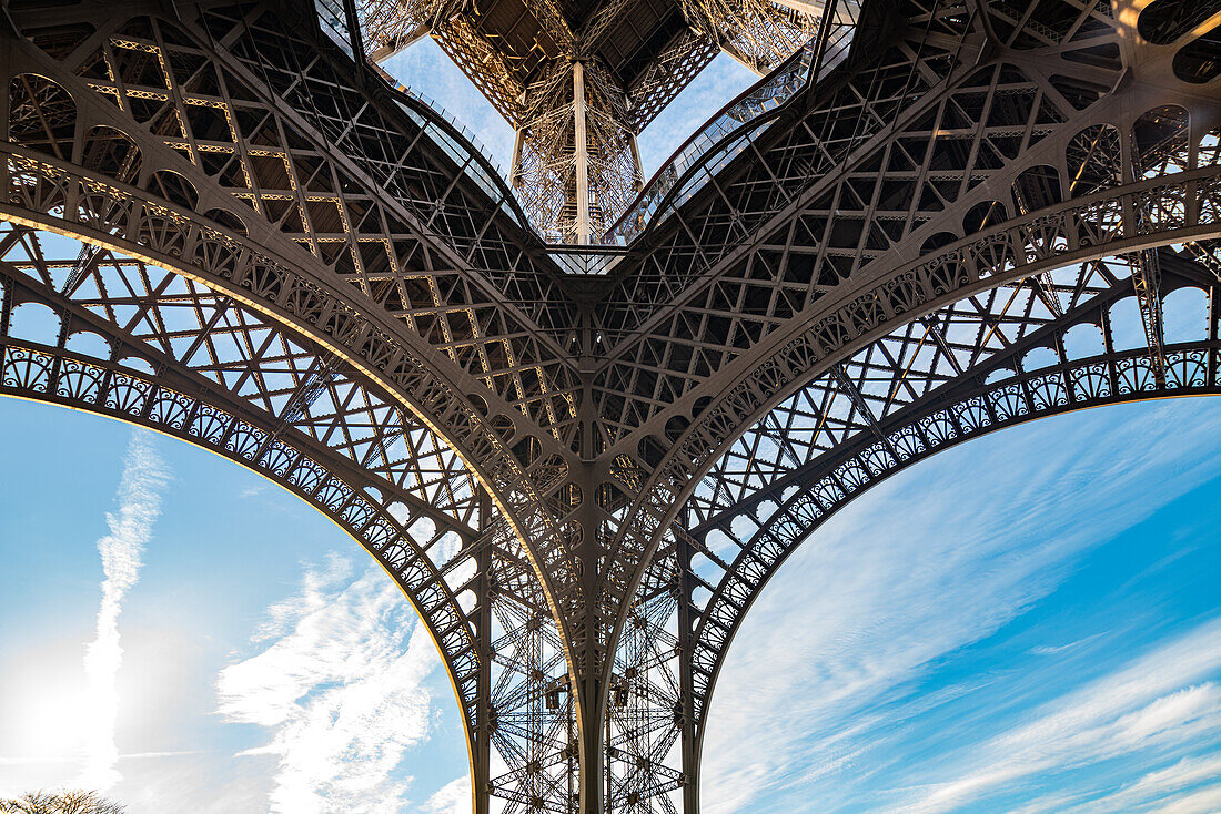 Der Eiffelturm ragt hoch in den blauen Himmel von Paris.