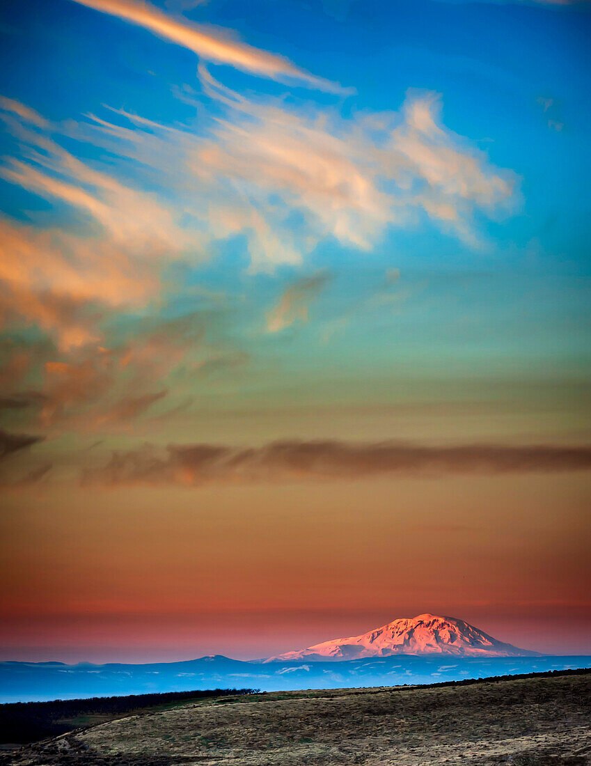 USA, Bundesstaat Washington, Zillah. Morgendämmerung auf dem Berg Adams, gesehen vom Yakima Valley Weinland im Winter.