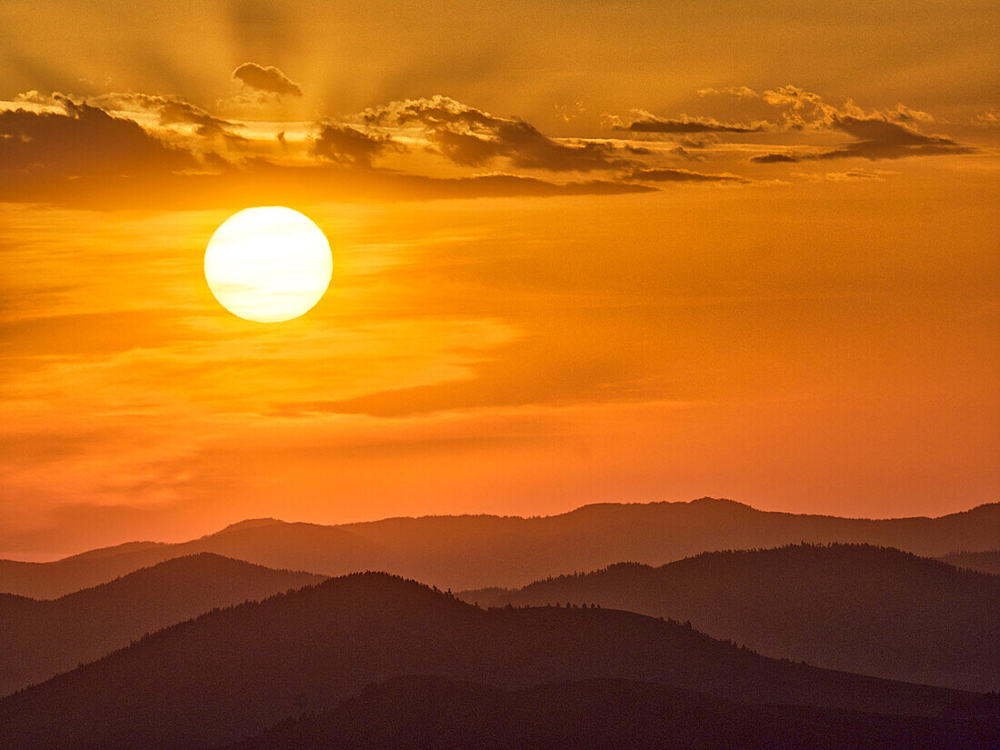 USA, Bundesstaat Washington, Region Palouse. Sonnenaufgang von Steptoe Butte mit Hügeln und Sonnenstrahlen