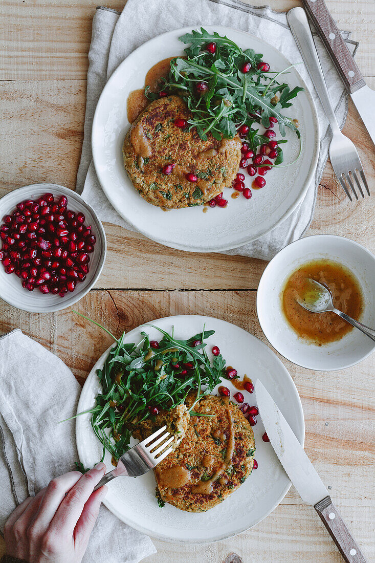 Von oben köstliche vegane Burger auf Holztisch