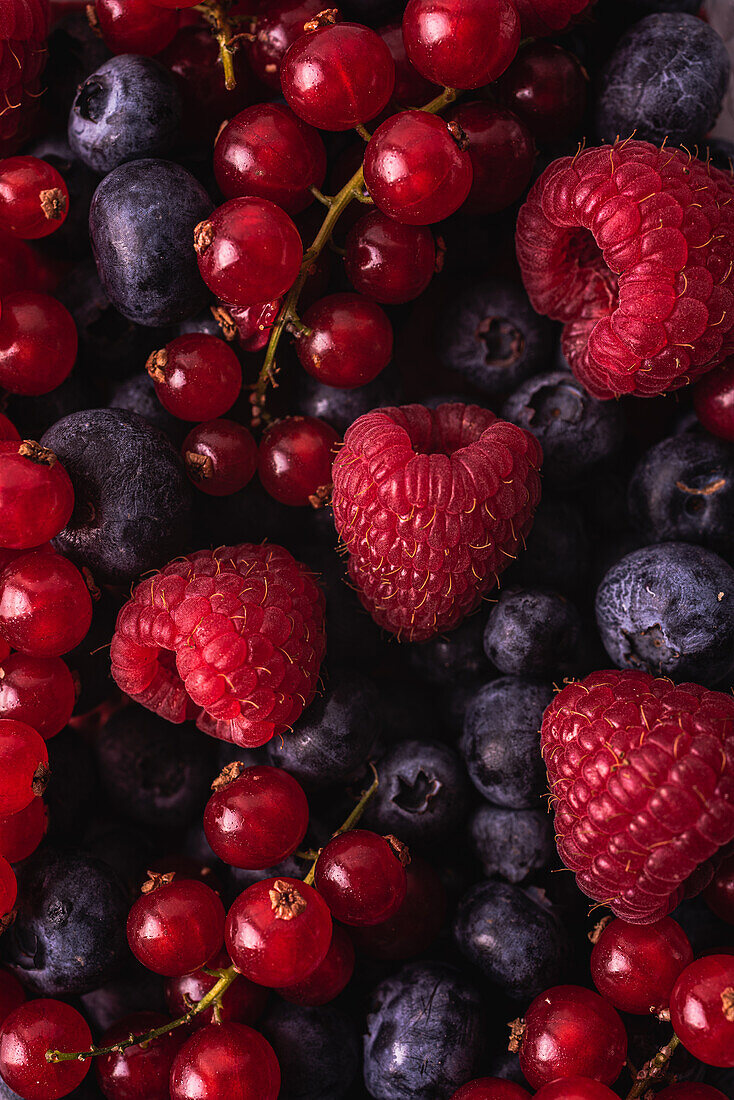 Nahaufnahme von köstlichen frischen, süßen, reifen, roten, verschiedenen Beeren