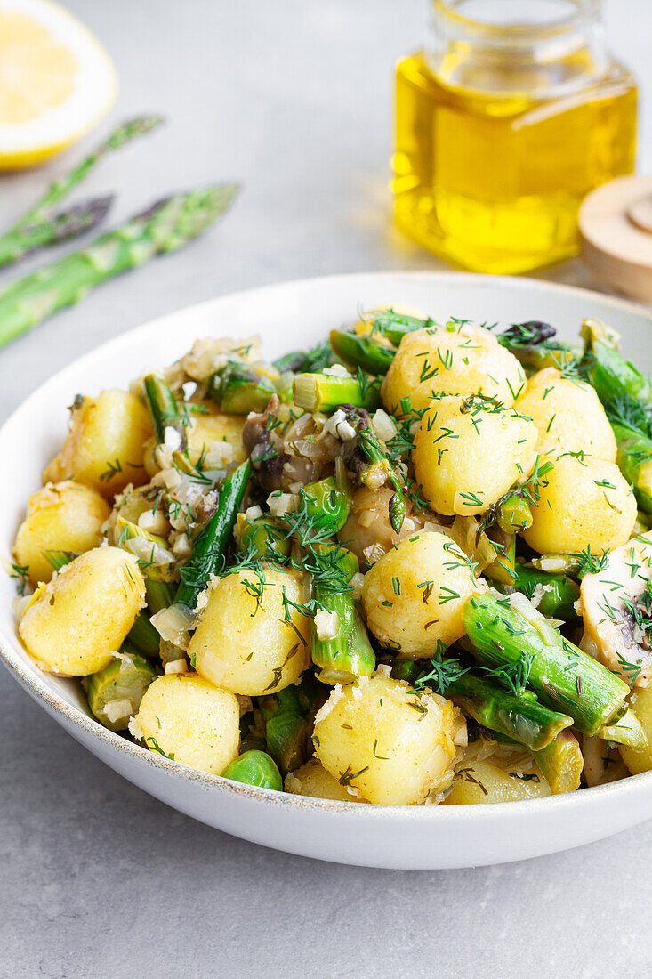 Leckerer Teller mit Gnocchi und grünem Spargel