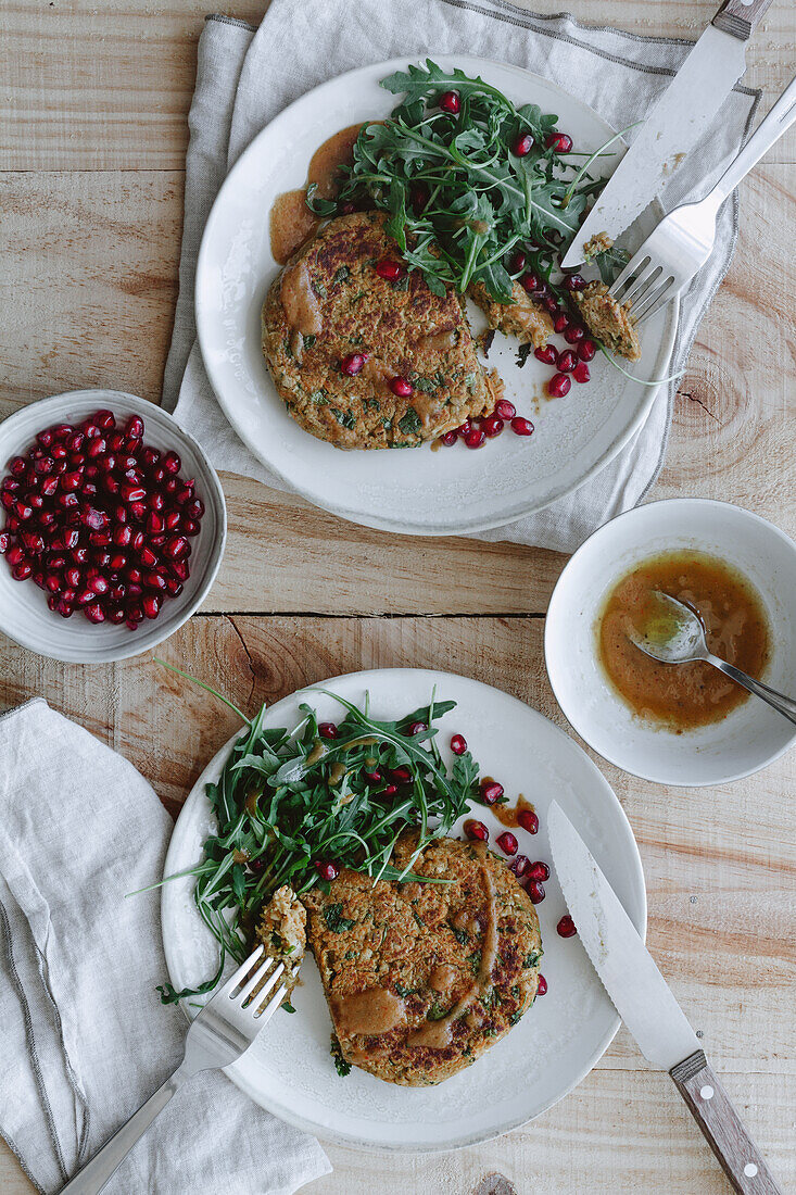 Von oben köstliche vegane Burger auf Holztisch