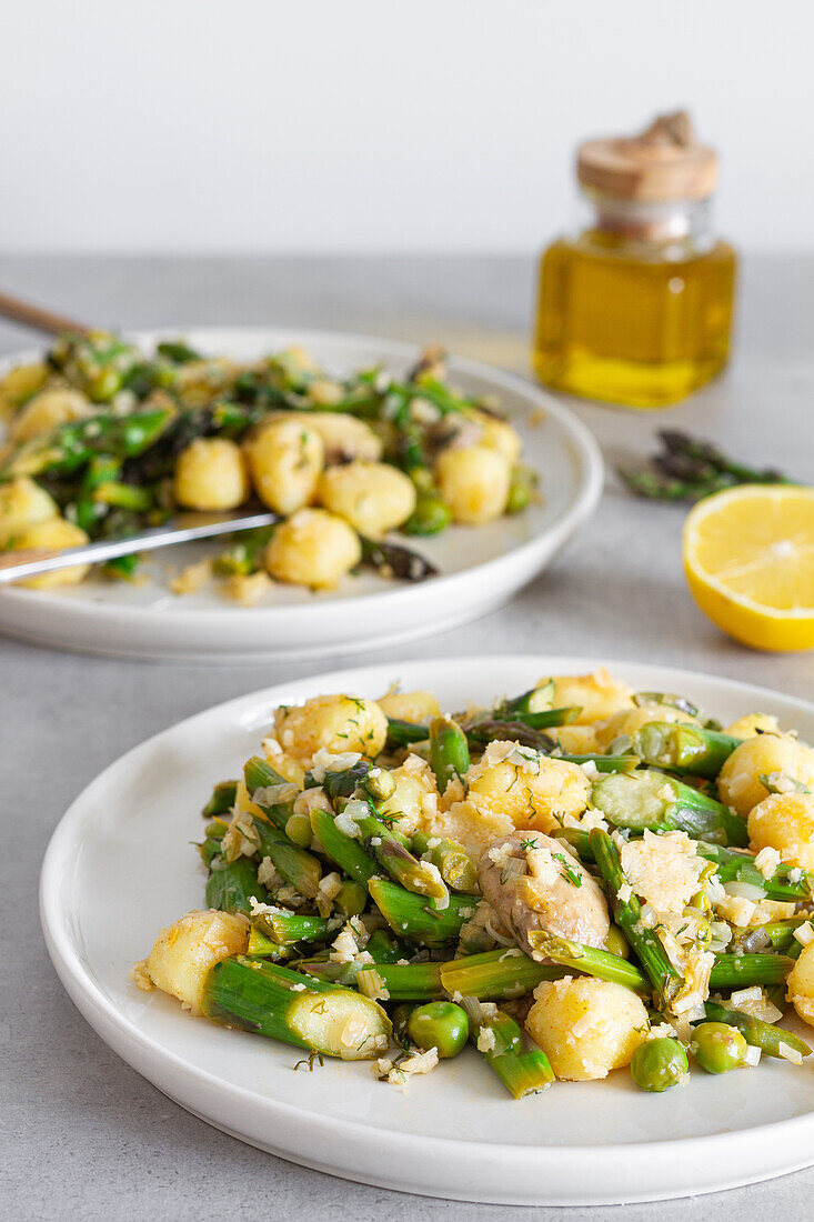 Leckerer Teller mit Gnocchi und grünem Spargel