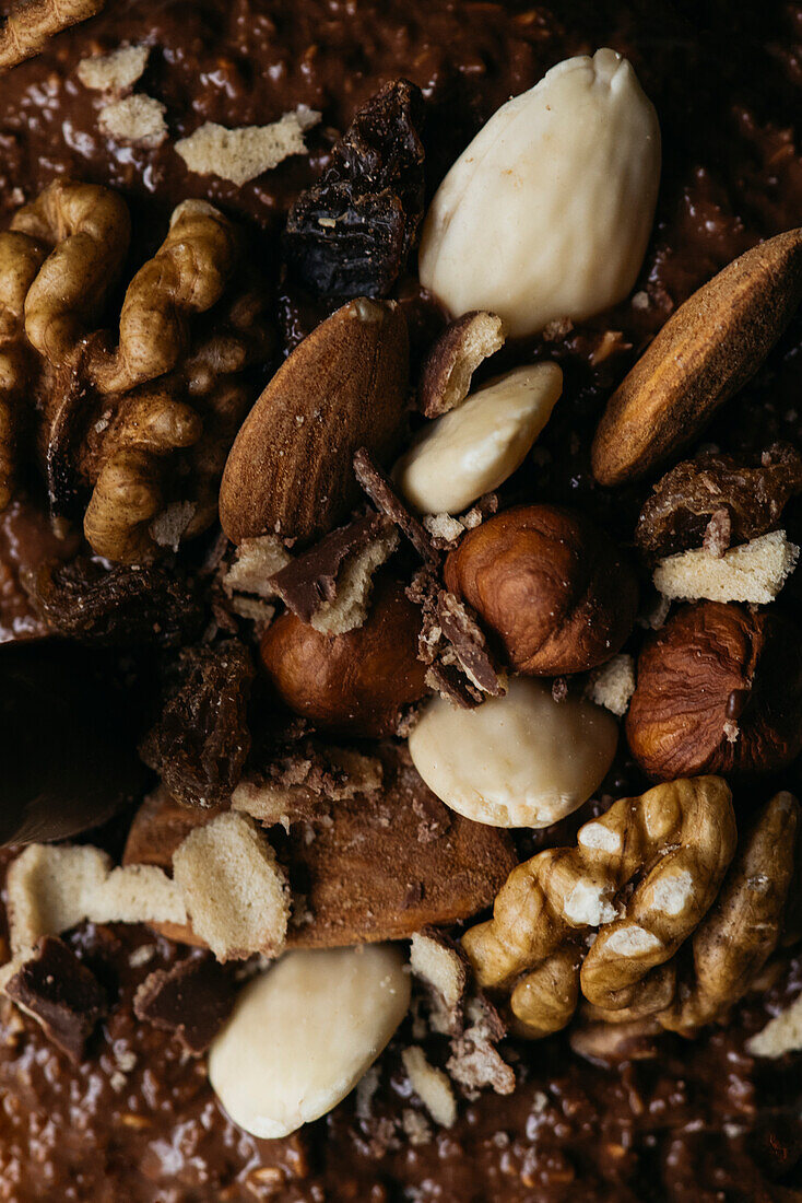 Nahaufnahme von oben von verschiedenen Nüssen mit Schokolade