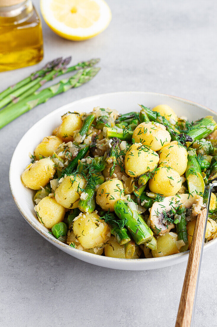 Leckerer Teller mit Gnocchi und grünem Spargel