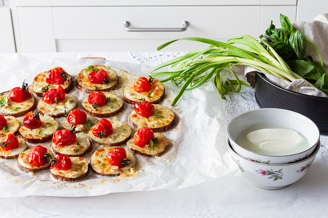 Von oben leckere Vorspeisen mit frischen Auberginen Mozzarella ganzen Kirschtomaten Olivenöl und Zwiebel