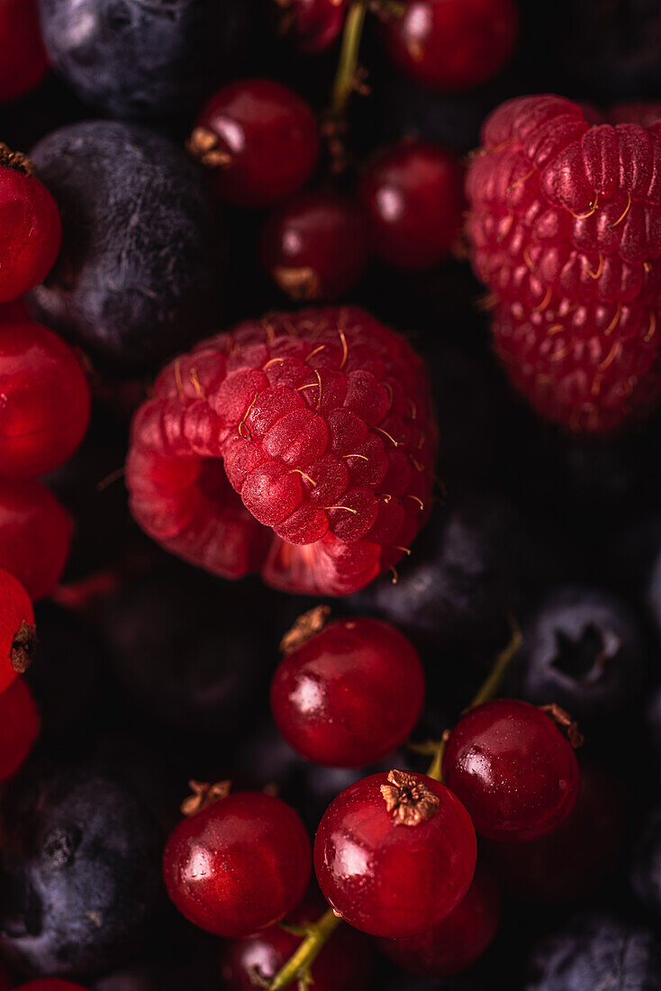 Nahaufnahme von köstlichen frischen, süßen, reifen, roten, verschiedenen Beeren