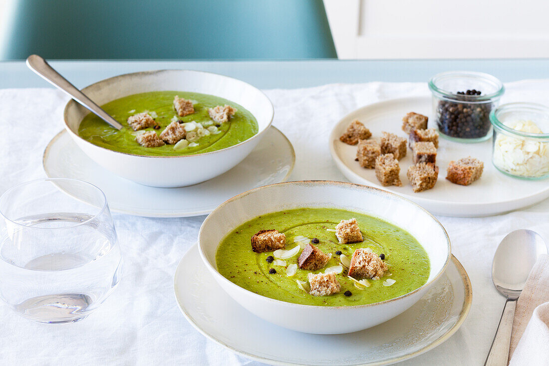 Von oben: leckere Zucchinicremesuppe mit Croutons in Schalen auf dem Tisch zu Hause