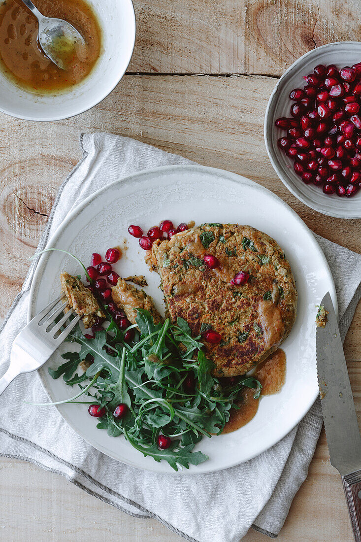 Von oben köstliche vegane Burger auf Holztisch