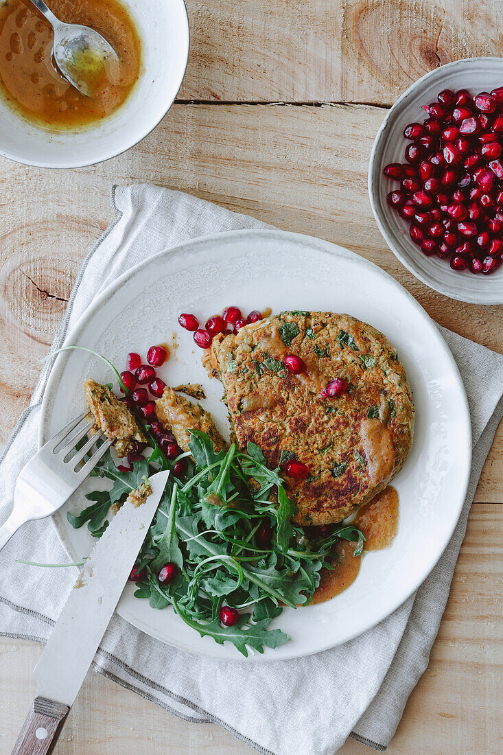 Von oben köstliche vegane Burger auf Holztisch