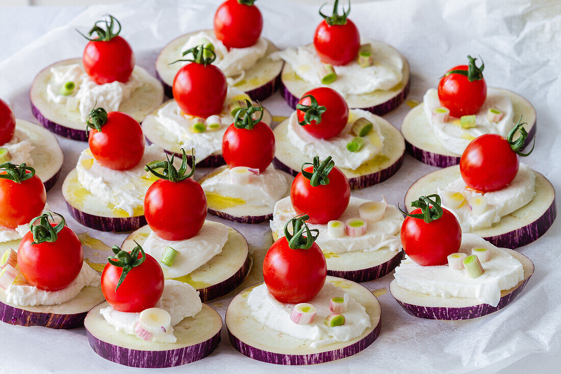 Von oben leckere Vorspeisen mit frischen Auberginen Mozzarella ganzen Kirschtomaten Olivenöl und Zwiebel