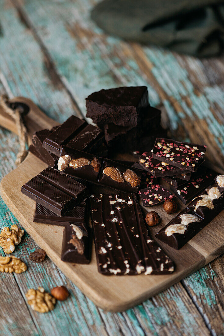 Verschiedene Schokoladentafeln mit Nüssen und Beeren