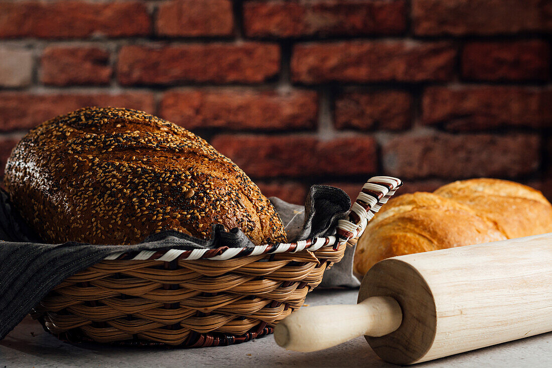 Leckeres Vollkornbrot in einem Strohkorb auf dem Tisch