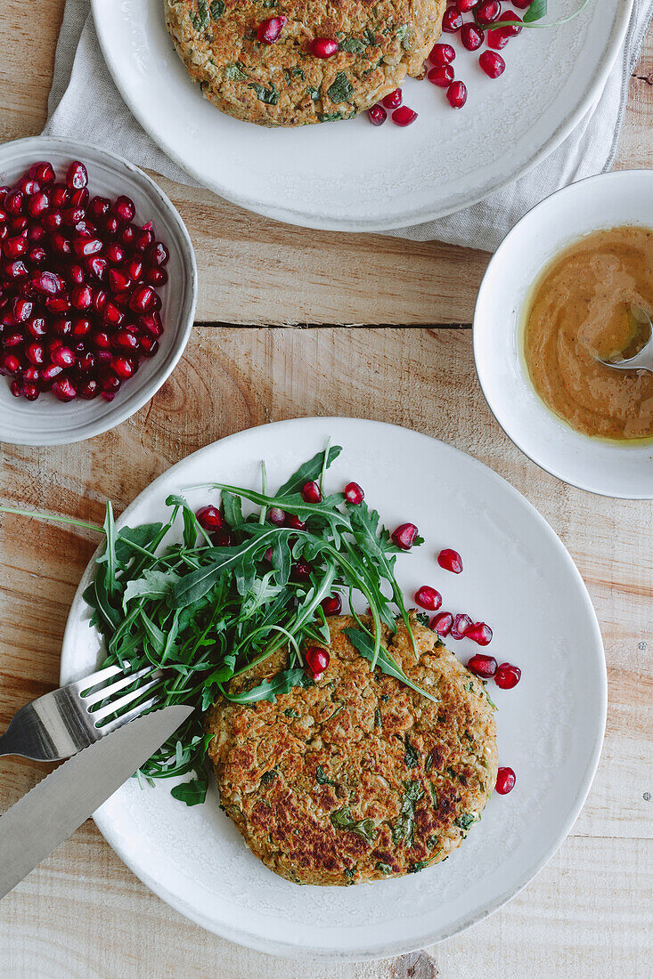 Von oben köstliche vegane Burger auf Holztisch