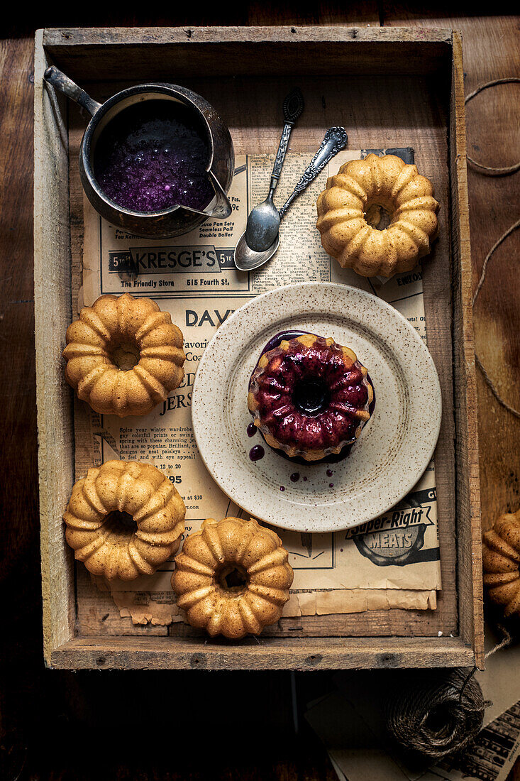 Kleine Zitronen-Bundt Cakes mit Heidelbeerglasur