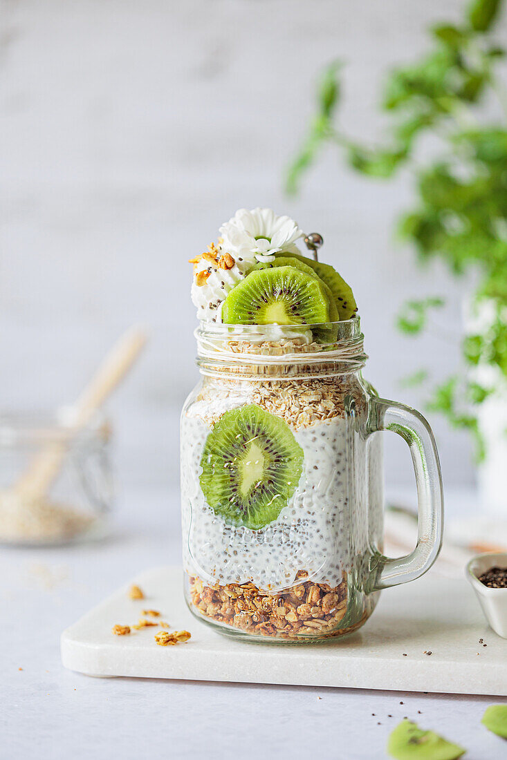 Chia-Overnight Oats mit Kiwi und Granola