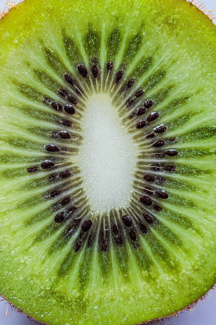 Aufgeschnittene Kiwi in Nahaufnahme