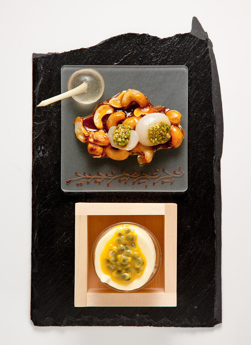 Sake-Passionsfrucht-Parfait mit Litchi und Zitronengras-Lolli