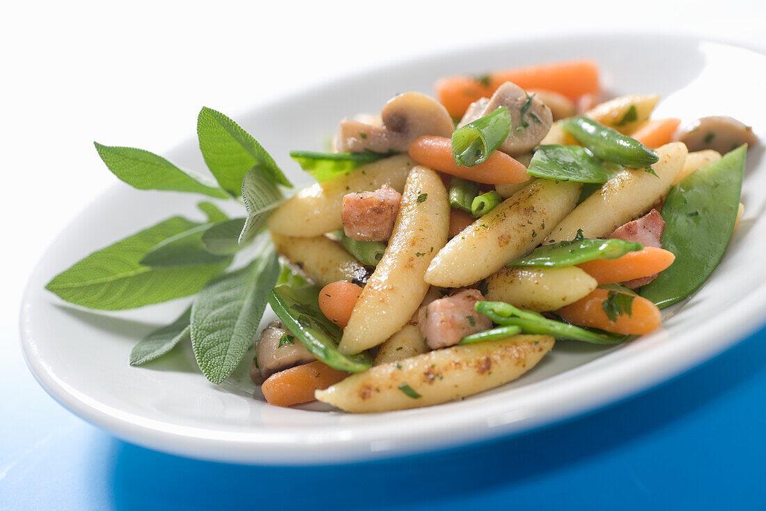 Swabian pasta with smoked pork, mushrooms and sugar snaps