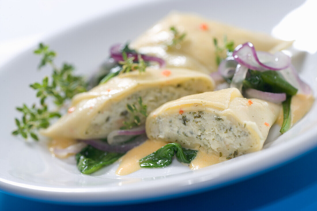 Maultaschen mit Kräuterfüllung und Spinat