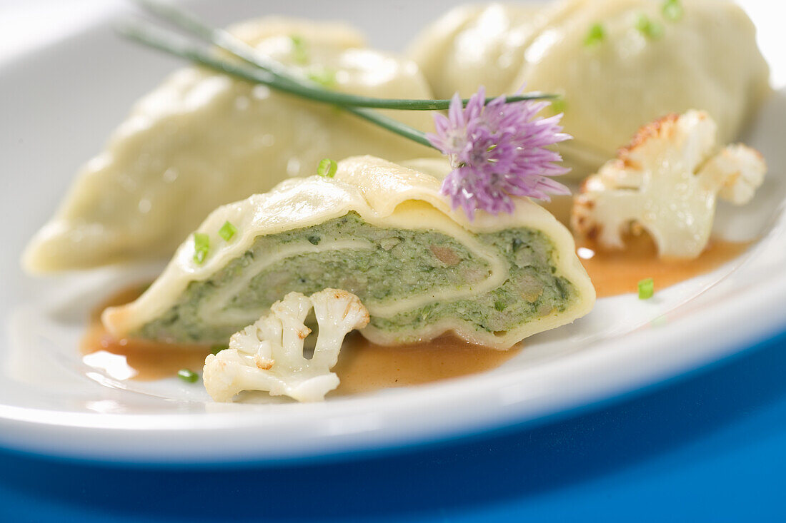 Maultaschen with cauliflower and gravy