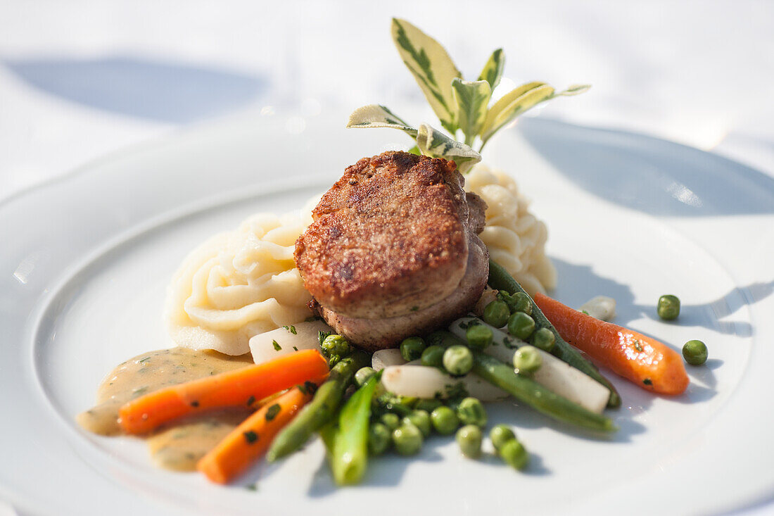 Kalbsfilet mit buntem Gemüse und Kartoffelpüree