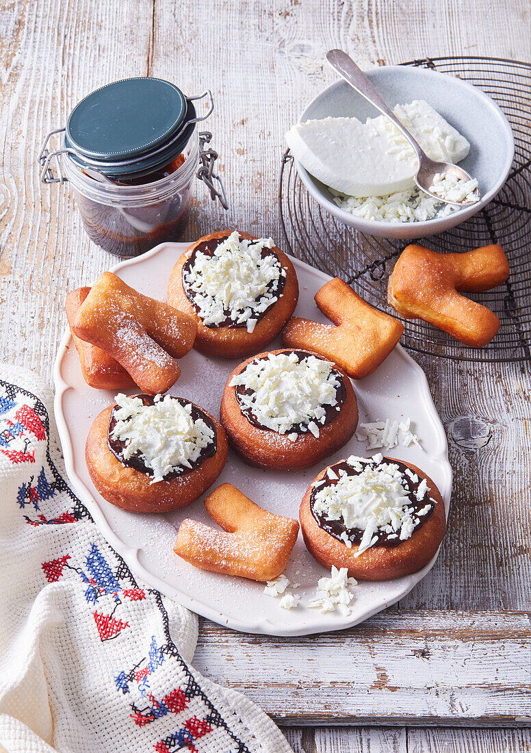 Donuts mit Pflaumenmus und Frischkäse