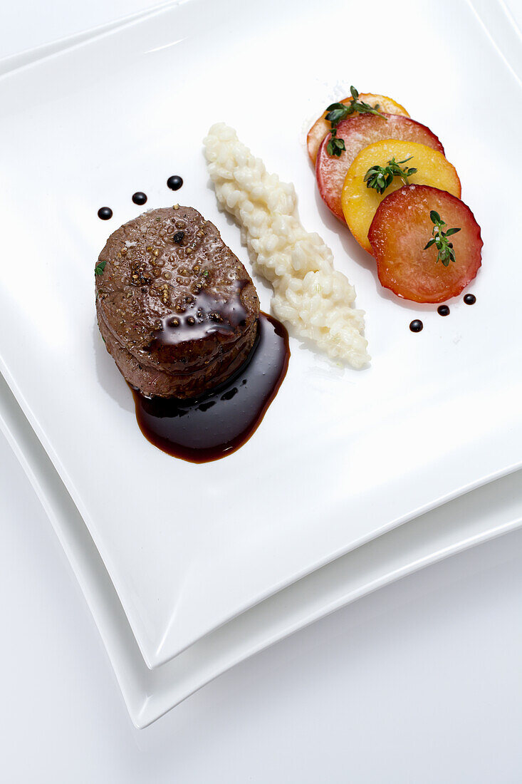 Tournedos vom Rinderfilet mit Risotto und Weinbergpfirsich