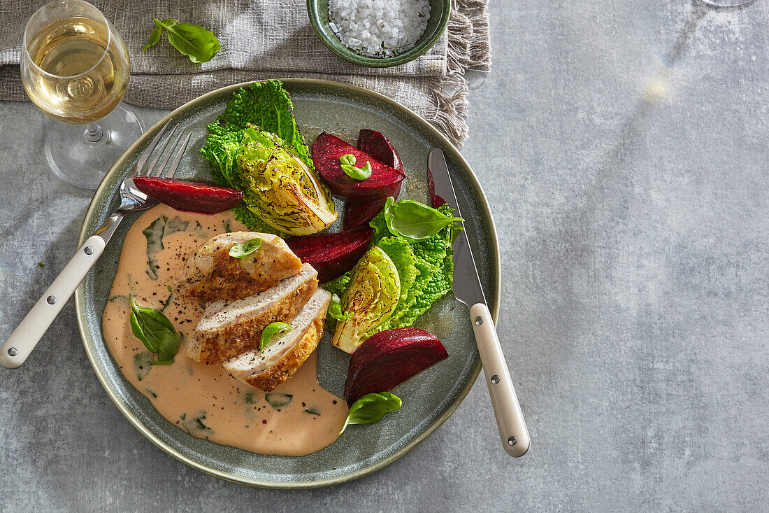 Hähnchenfilet mit Basilikumsauce und Gemüse