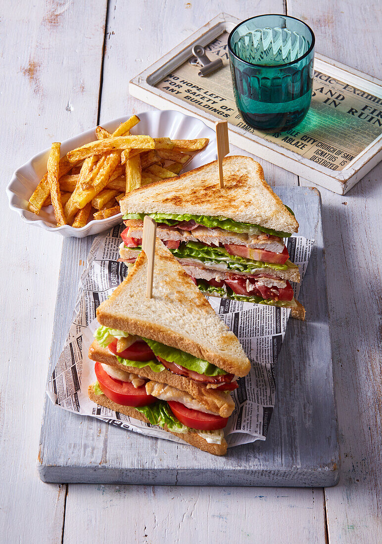 Club-Sandwich mit Pommes Frites