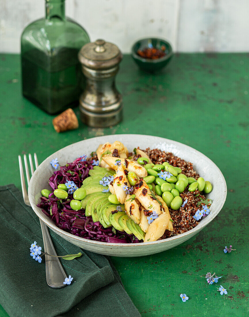 Rotkohl-Spargel-Bowl mit rotem Quinoa, Avocado und Sojabohnenkernen