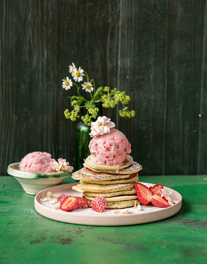 Kokos-Pancakes mit Erdbeer-Limetten-Eis