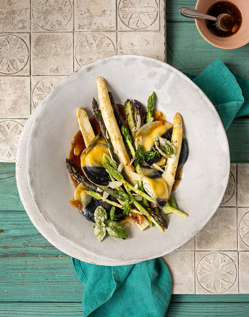 Stracchino-Ravioli mit buntem Spargel