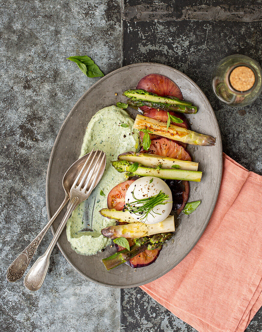 Caprese de luxe mit Spargel, Ricotta und Holunderblüten