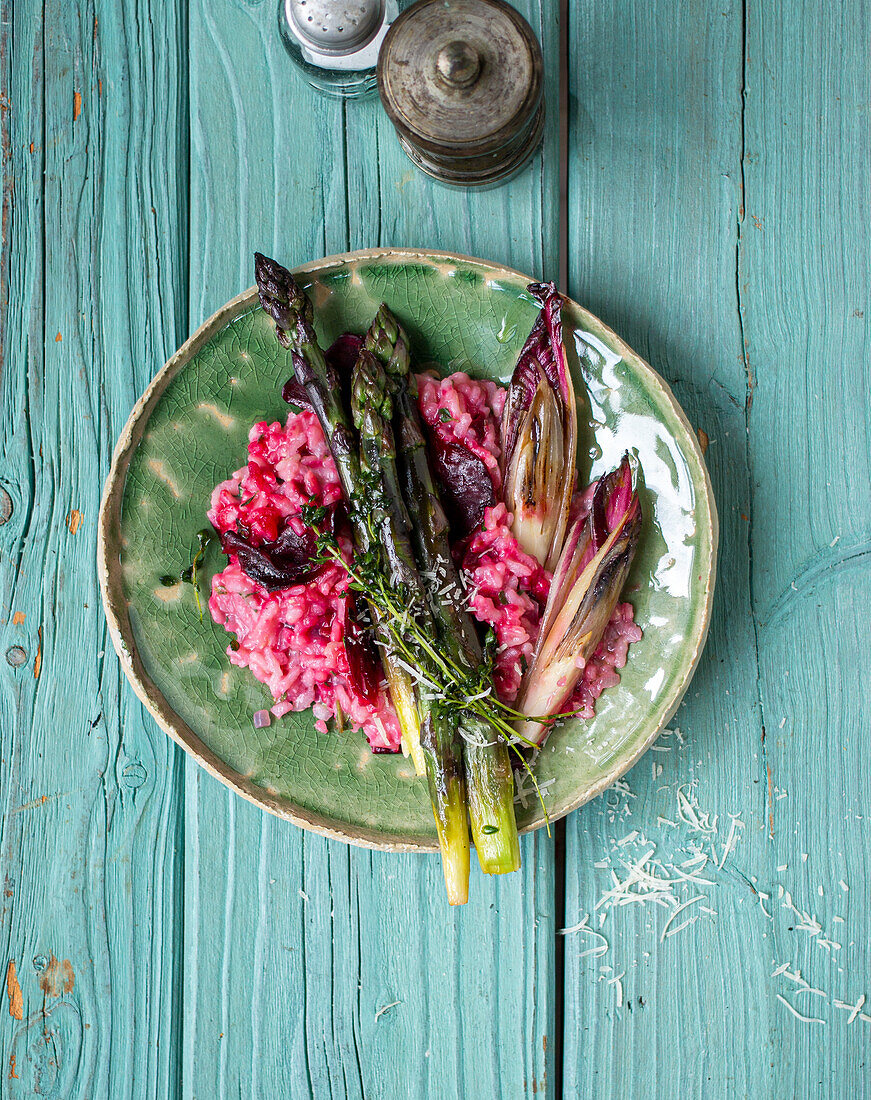 Rote-Bete-Risotto mit violettem Spargel