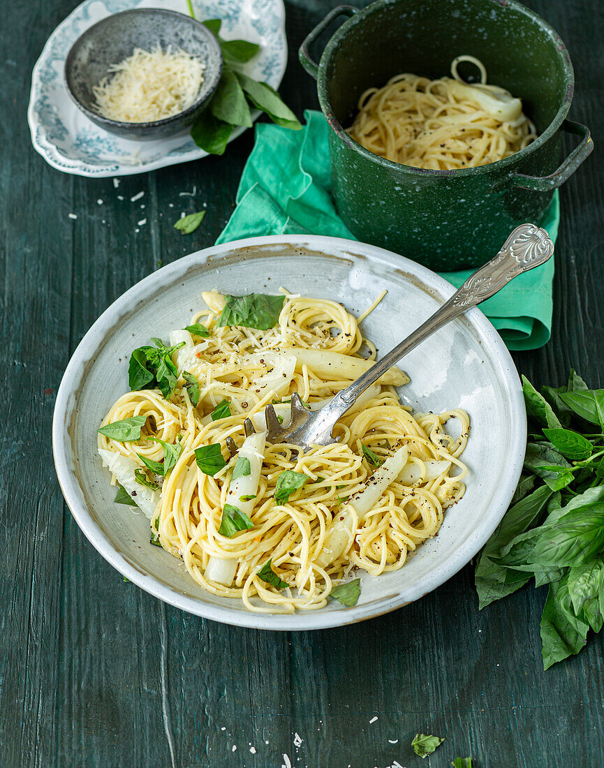 One-Pot-Pasta mit weißem Spargel und Weißwein-Sahne-Sauce