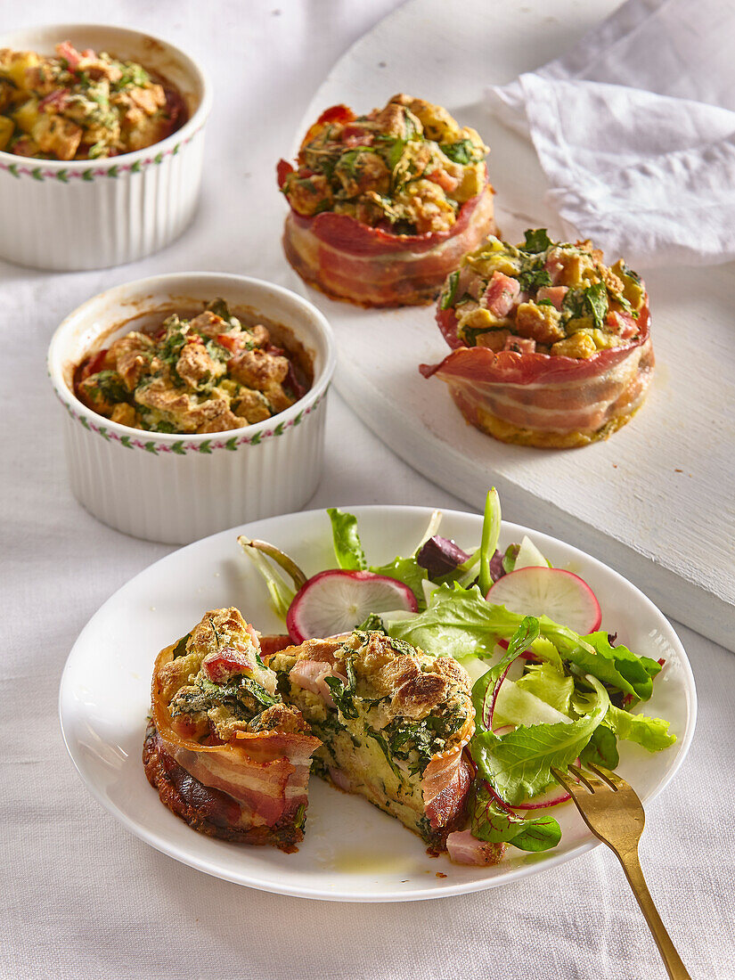 Pikante Eiermuffins mit Bacon und Salat