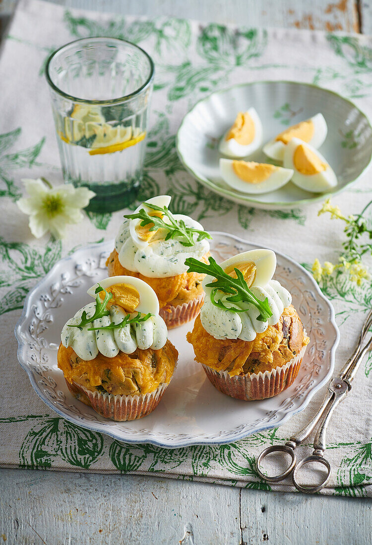 Savoury muffins with egg, bacon and rocket